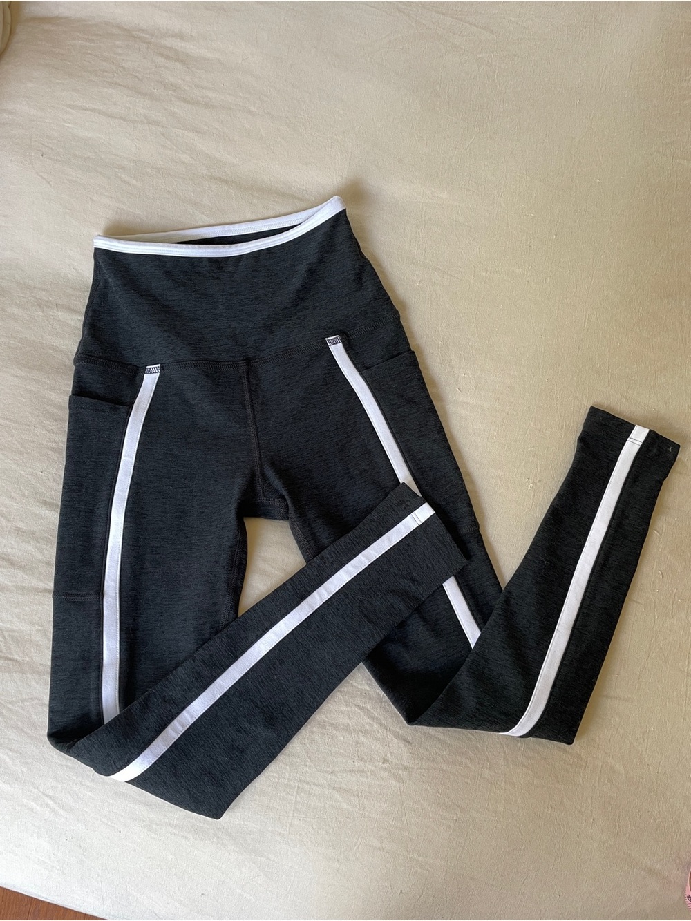 Beyond Yoga Heathered Black Leggings with Pockets and Side Stripes